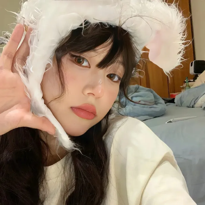 圈内老戏骨被曝被拍到同回酒店，一夜之间颁奖典礼后台画面流出